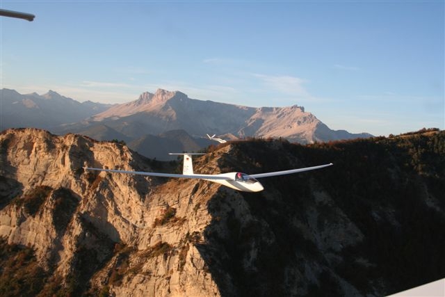 Planeador sobre las montañas